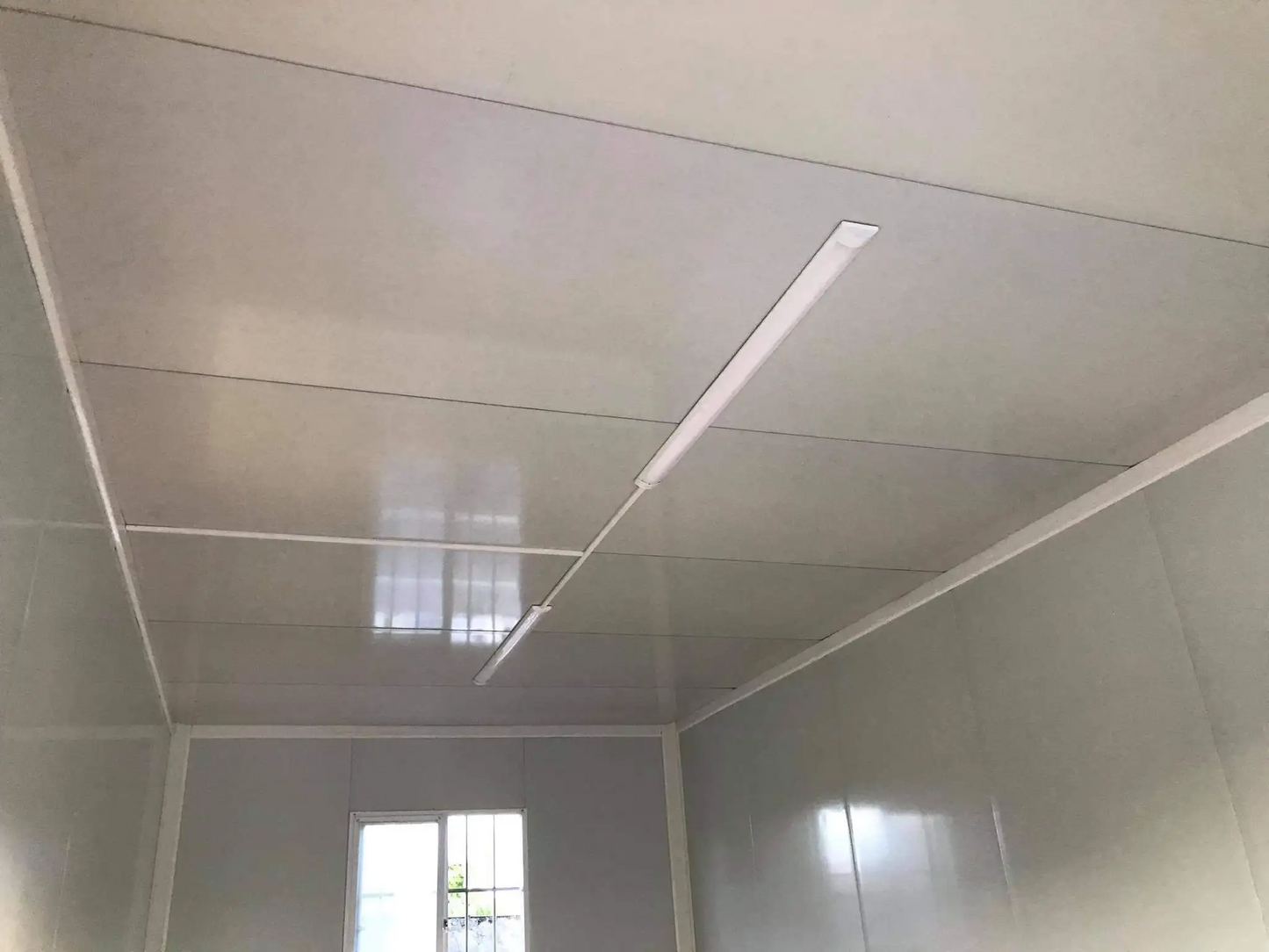 Casa flotante prefabricada de mirada moderna del panel sándwich del hotel de la estructura de acero negra