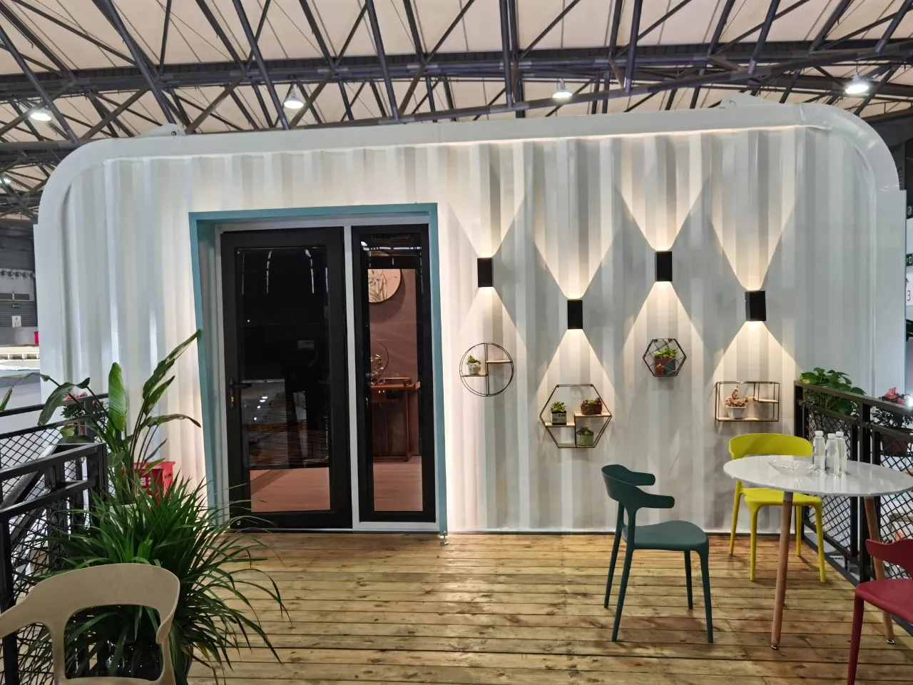 La cafetería prefabricada móvil del envase de los 20ft suministra la casa prefabricada de lujo del restaurante