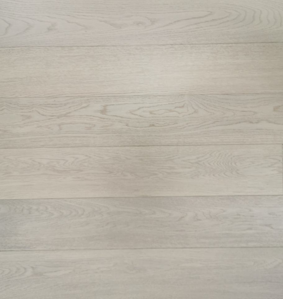 Suelo de madera de roble lacado UV cepillado ligero para uso residencial