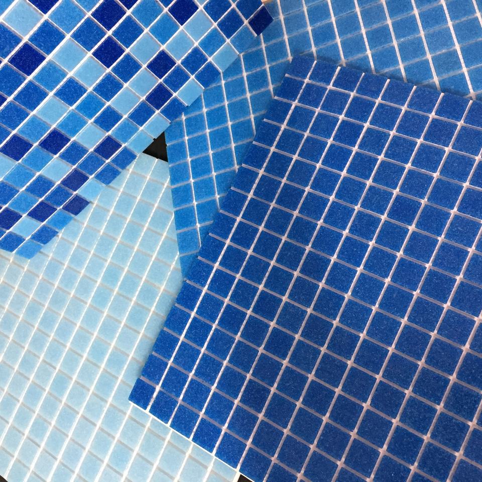 Mosaico de vidrio azul de alta calidad y precio barato al por mayor para azulejos de piscina