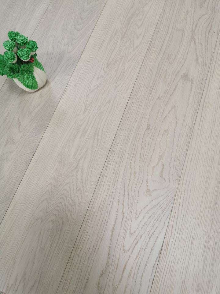 Suelo de madera de roble lacado UV cepillado ligero para uso residencial