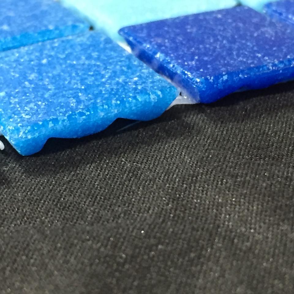 Mosaico de vidrio azul de alta calidad y precio barato al por mayor para azulejos de piscina
