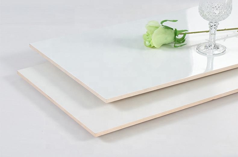 Las tejas blancas estupendas de la pared de la cocina de la teja de la porcelana 300x600 pulieron las baldosas cerámicas decorativas caseras superficiales