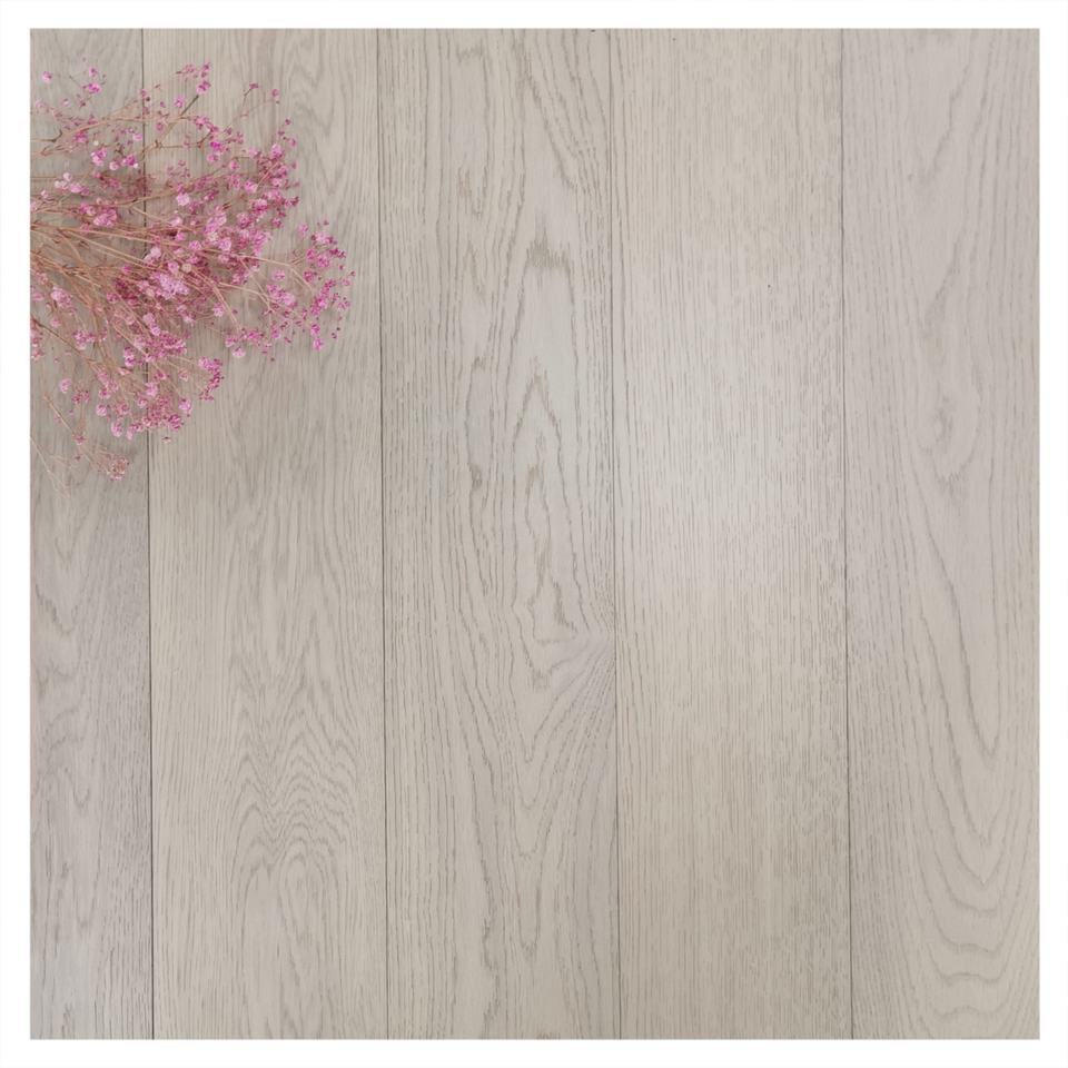 Suelo de madera de roble lacado UV cepillado ligero para uso residencial