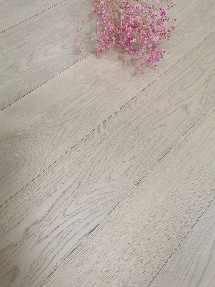 Suelo de madera de roble lacado UV cepillado ligero para uso residencial