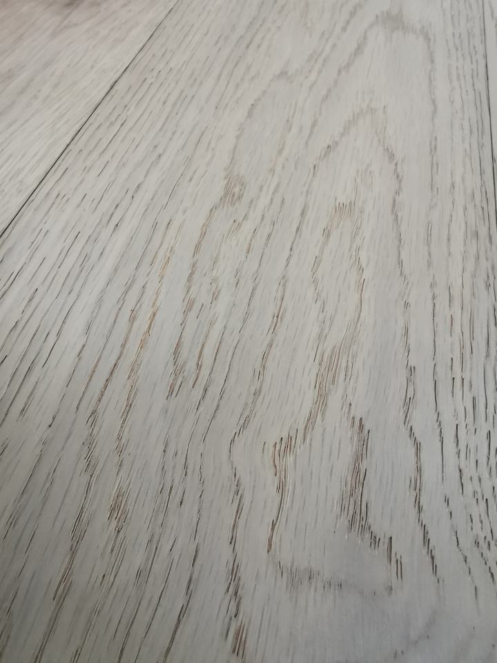 Suelo de madera de roble lacado UV cepillado ligero para uso residencial