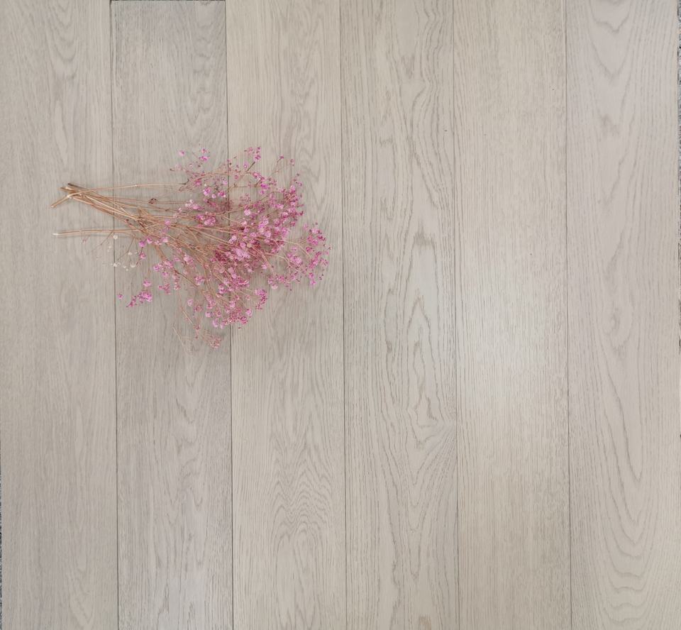 Suelo de madera de roble lacado UV cepillado ligero para uso residencial