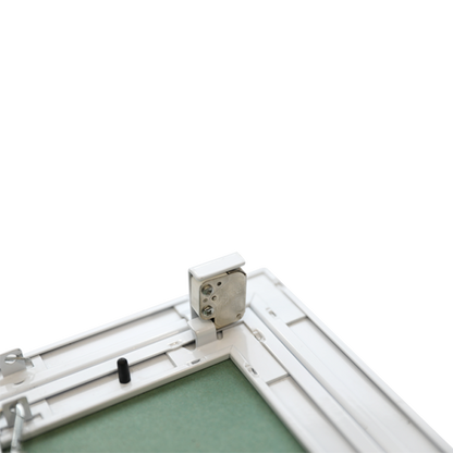 Входная дверь из гипсокартона с алюминиевой рамой и штукатуркой