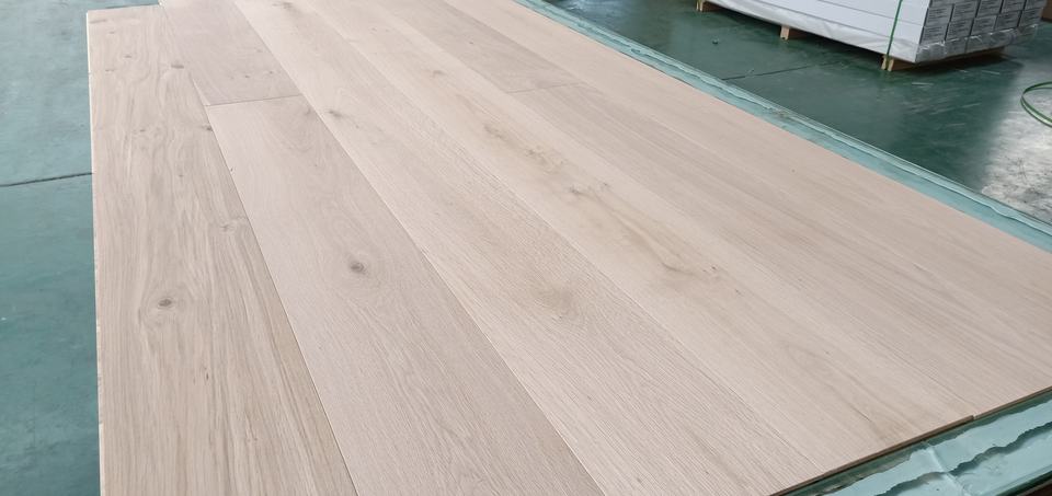 Tamaño disponible Pisos sin terminar de madera dura de roble blanco europeo de ingeniería multicapa 