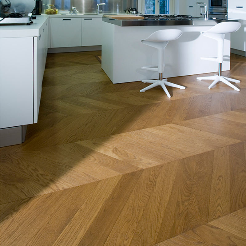 Pisos de madera de roble Chevron de ingeniería Pisos de parquet de diseño de punto húngaro 